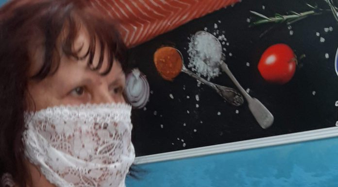 Masca, obligatorie încă 30 de zile! O târgujiancă s-a conformat, are una cu filtru