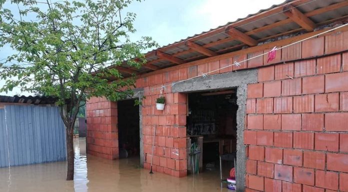 Foto: 20 de gospodării din Padeș, inundate! Locuitorii, REVOLTAȚI