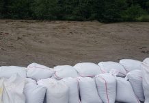 Foto: Saci de nisip pentru protecția caselor aflate în calea viiturii