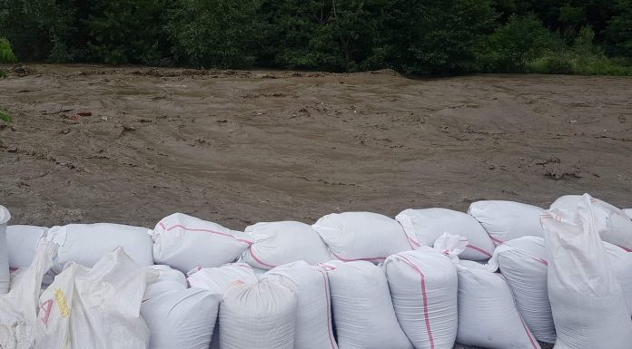 Foto: Saci de nisip pentru protecția caselor aflate în calea viiturii