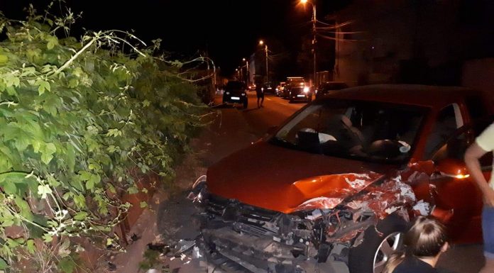 Foto: A vrut să evite o pisică și a intrat frontal într-o altă mașină! Șoferița și-a făcut autoturismul zob