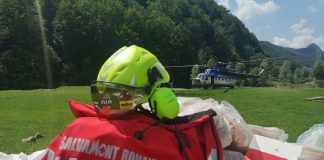 Materiale pentru refacerea traseelor turistice au sosit în Gorj cu un elicopter MAI-IGAv