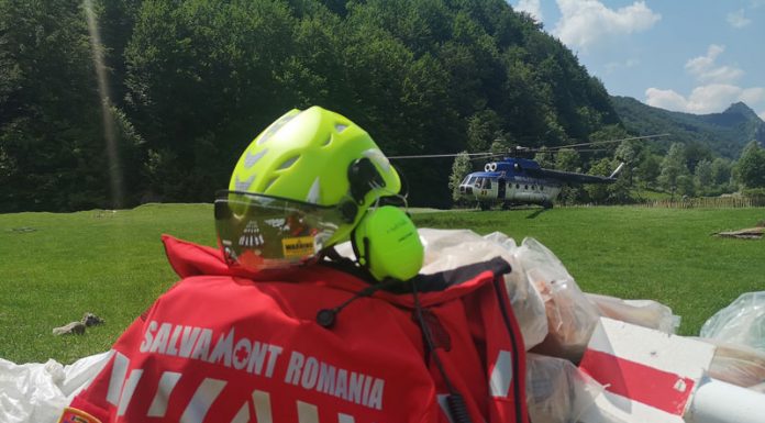 Materiale pentru refacerea traseelor turistice au sosit în Gorj cu un elicopter MAI-IGAv