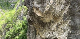 A cerut anchetă pentru Cheile Sohodolului. Stânci dislocate și drumuri ilegale!