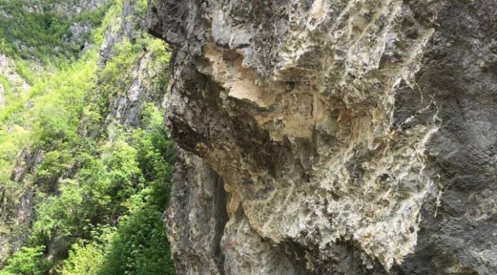 A cerut anchetă pentru Cheile Sohodolului. Stânci dislocate și drumuri ilegale!