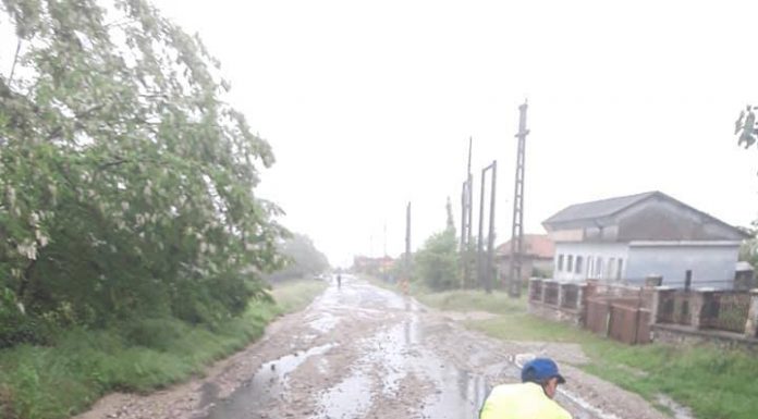 Drumuri afectate de ploi într-o comună din Gorj. Au fost reparate gratis!