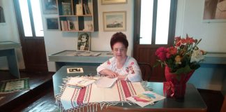 Salariații Primăriei Țânțăreni, îmbrăcați tradițional de Ziua Iei