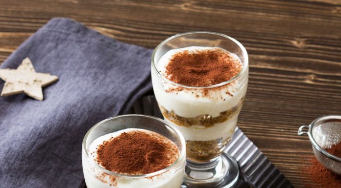 Rețeta săptămânii – Tiramisu rapid din iaurt și cafea