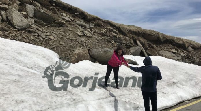 Mii de turiști pe Transalpina