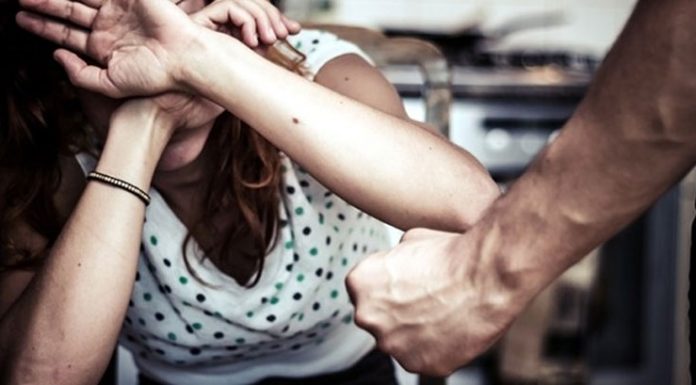 Scandal între doi foşti soţi. Dosar penal pentru lovire şi alte violenţe