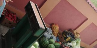 Sute de kilograme de fructe și legume au fost confiscate de poliţişti, în Motru