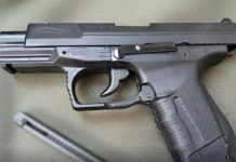 Pistol deținut ilegal, confiscat de polițiști