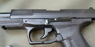 Pistol deținut ilegal, confiscat de polițiști