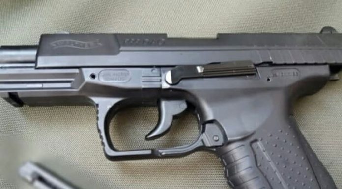 Pistol deținut ilegal, confiscat de polițiști