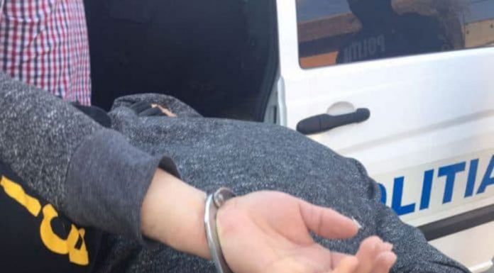 Bărbatul acuzat că și-a sugrumat mama nevăzătoare rămâne în arest