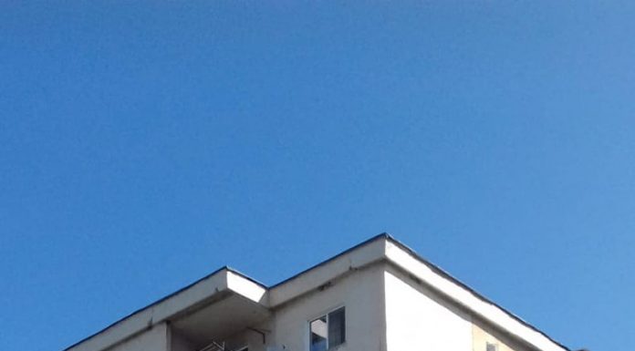 Chiriașii unui bloc din Motru cer reabilitarea urgentă a imobilului! Apartamente avariate, hidroizolația afectată