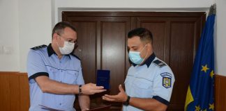 Polițistul gorjean premiat de ministrul Vela cântă la chefuri pentru interlopi
