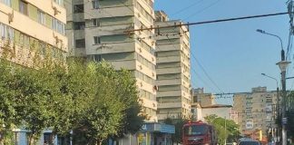 Mașină cuprinsă de flăcări într-o parcare din Târgu-Jiu