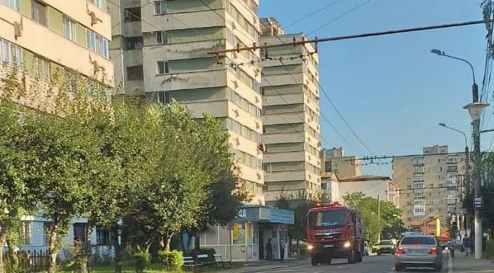 Mașină cuprinsă de flăcări într-o parcare din Târgu-Jiu