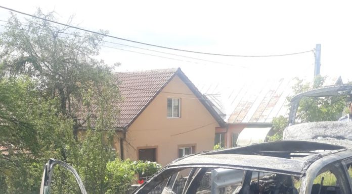 FOTO: Maşină distrusă într-un incendiu