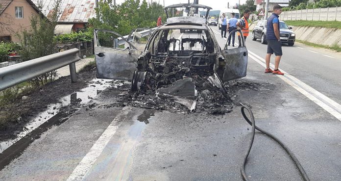 Dosar penal după ce o maşină a fost distrusă de flăcări