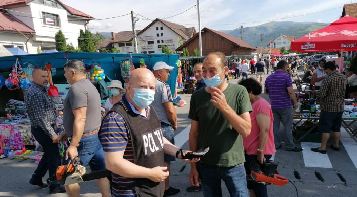 FOTO: Portofel cu bani, găsit de polițiști în piața din Novaci