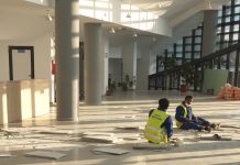 Foto: Lucrătorii de la firma lui Bălțoi fac reparații în incinta Sălii Sporturilor! Lucrarea, în garanție