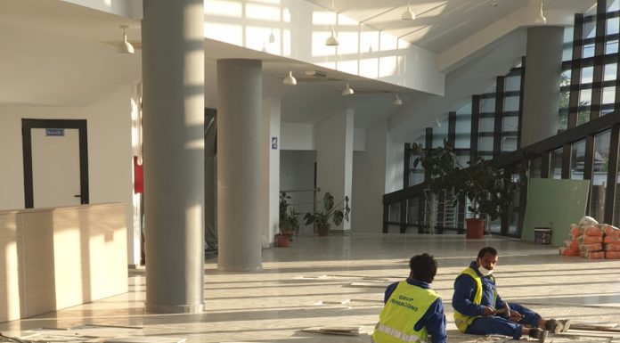 Foto: Lucrătorii de la firma lui Bălțoi fac reparații în incinta Sălii Sporturilor! Lucrarea, în garanție