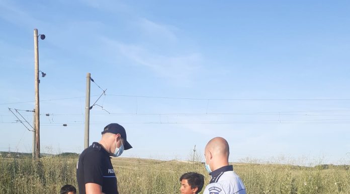 FOTO: Polițiștii, pompierii și jandarmii au împărțit măști, într-o comună din Gorj