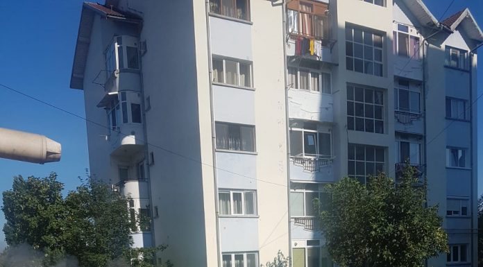 Foto: Mașină în flăcări pe Plopilor! Se așteaptă pompierii