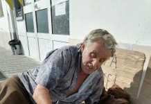 Foto: Localnic de la Cocoreni, de zece ore, în greva foamei în fața Primăriei Bîlteni