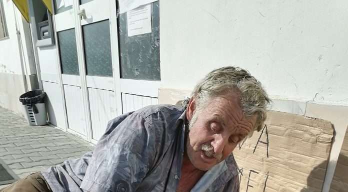 Foto: Localnic de la Cocoreni, de zece ore, în greva foamei în fața Primăriei Bîlteni