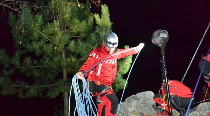 Persoană cu probleme medicale, recuperată de salvamontiști din Parâng