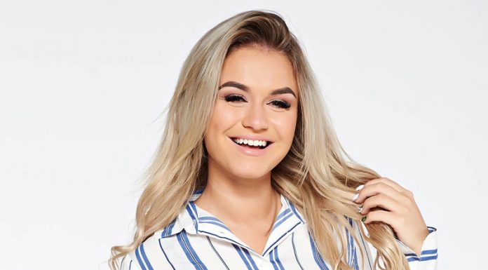 Sezonul acesta – Cămașa albastră, un must-have în oricare garderobă