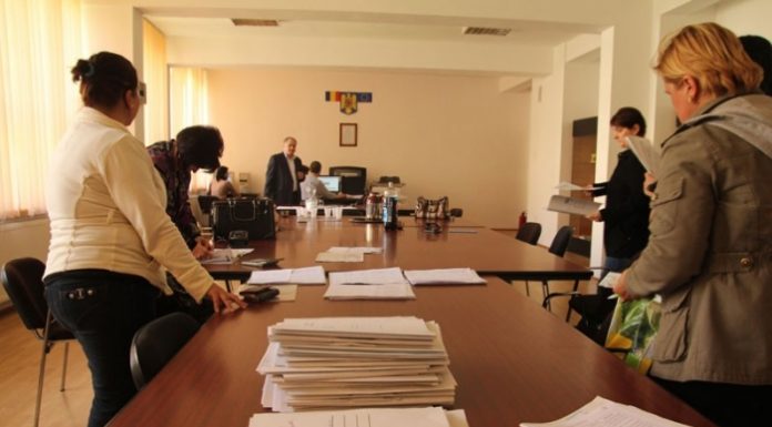 12 candidați retrași și un absent, la proba scrisă a Definitivatului