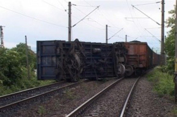 Două vagoane de cărbune au deraiat la regararea unei navete, pe varianta veche, în incinta ELCFU Turceni