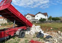 Lăsat fără mașina cu care a aruncat moloz pe câmp