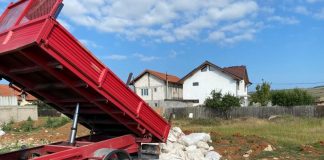 Lăsat fără mașina cu care a aruncat moloz pe câmp