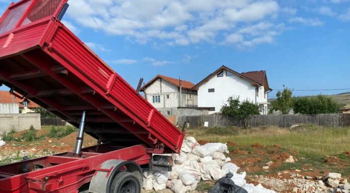 Lăsat fără mașina cu care a aruncat moloz pe câmp