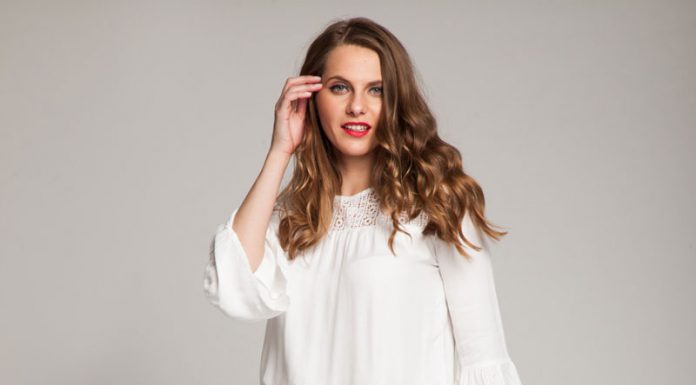 Pantalonii evazați, din nou în trend