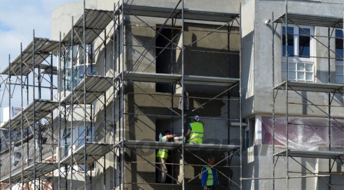 Guvernul a amânat introducerea TVA-ului de 5% pe locuinţe