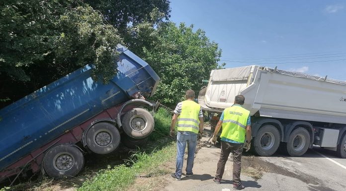 FOTO: Autoutilitara răsturnată ieri la Vlăduleni, scoasă din șanț în acest moment! Traficul este îngreunat