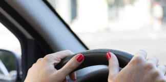 Tânără cu permisul suspendat, prinsă la volan