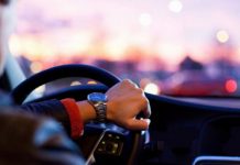 Tânăr de 18 ani, prins la volan fără permis