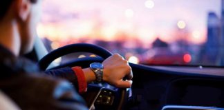 Tânăr de 18 ani, prins la volan fără permis