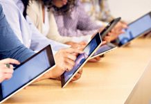 Legea prin care Ministerul Educației va asigura „la cerere” fiecărui elev și profesor câte un laptop sau câte o tabletă, publicată în Monitorul Oficial