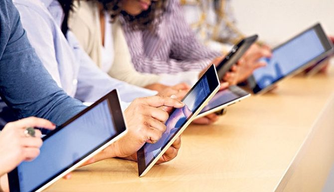 Legea prin care Ministerul Educației va asigura „la cerere” fiecărui elev și profesor câte un laptop sau câte o tabletă, publicată în Monitorul Oficial