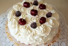 Rețeta săptămânii – Tort cu iaurt și fructe
