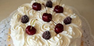 Rețeta săptămânii – Tort cu iaurt și fructe