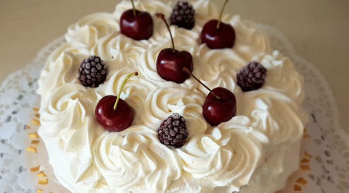 Rețeta săptămânii – Tort cu iaurt și fructe